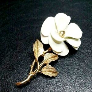 Vintage AVON White Flower Pin Brooch